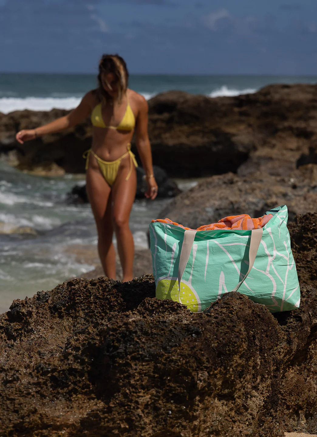 ALOHA Ulu Nui Holo Holo Reversible Beach Tote - Image 9