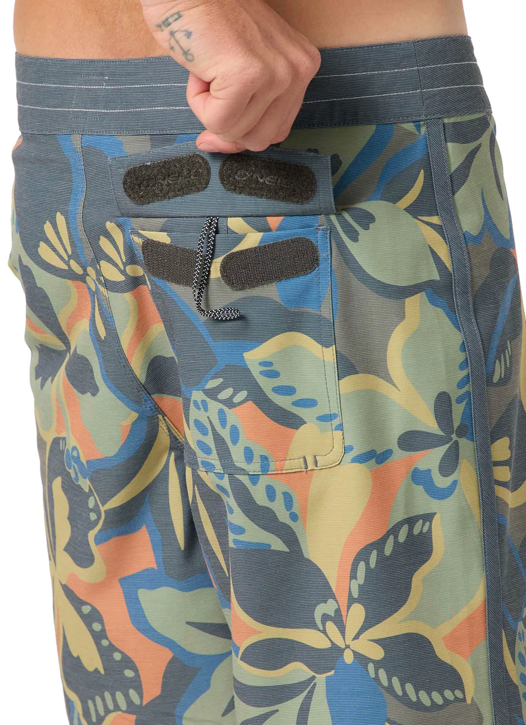 O'Neill Men's 18" OG Print Scallop Board Shorts - Image 6
